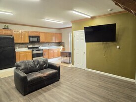 148 High St in Bristol, RI - Building Photo