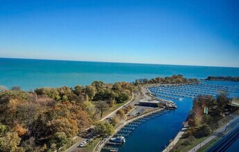 3550 N Lake Shore Dr, Unit 2323 in Chicago, IL - Foto de edificio - Building Photo