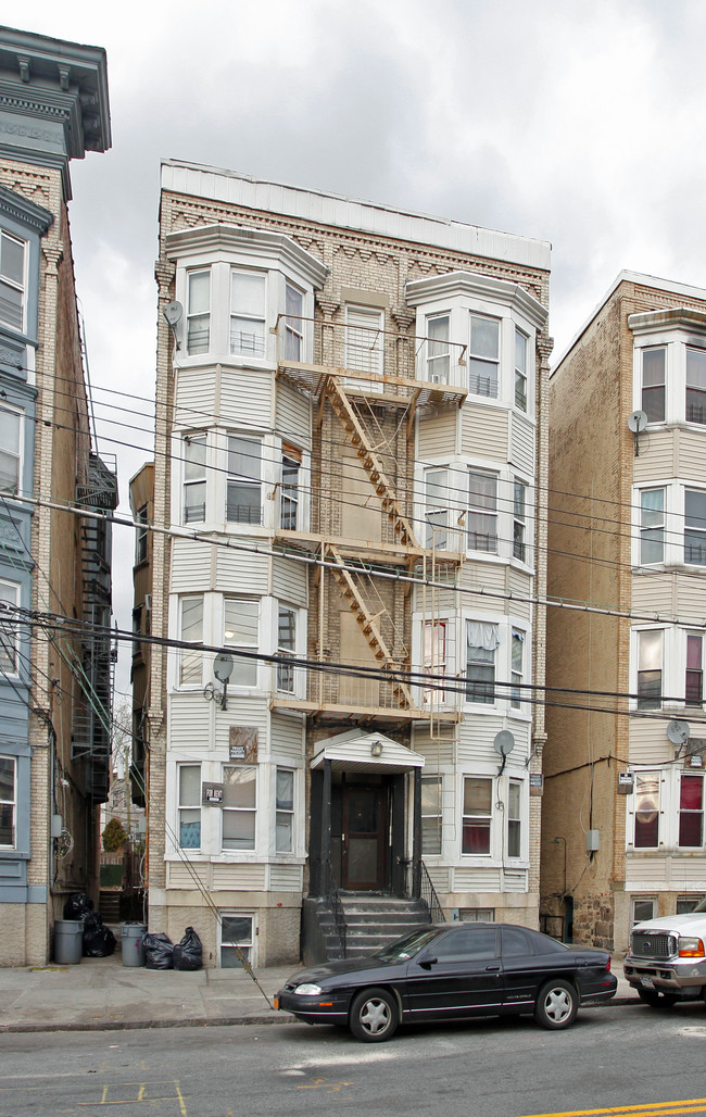 121 Ludlow St in Yonkers, NY - Foto de edificio - Building Photo