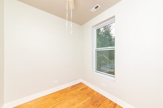 3549 N Sheffield Ave, Unit 2 in Chicago, IL - Building Photo - Building Photo