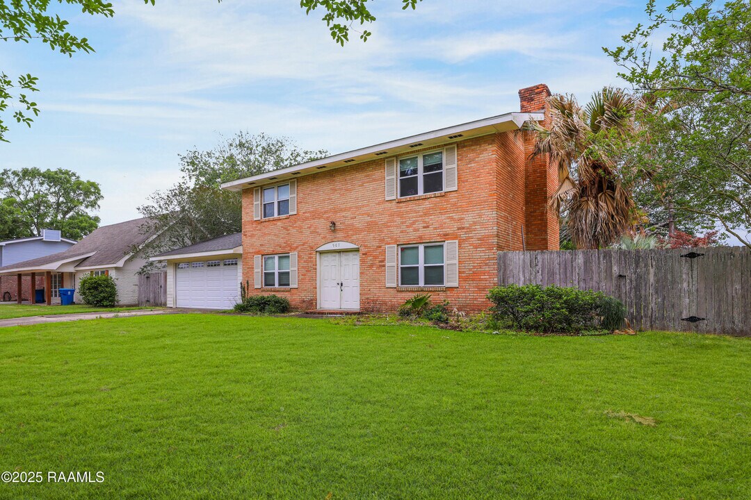 907 Omega Dr in Lafayette, LA - Building Photo