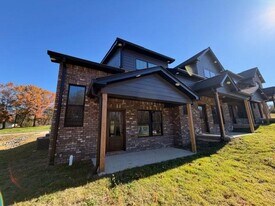 102 Nichali Dr in Charlotte, TN - Building Photo