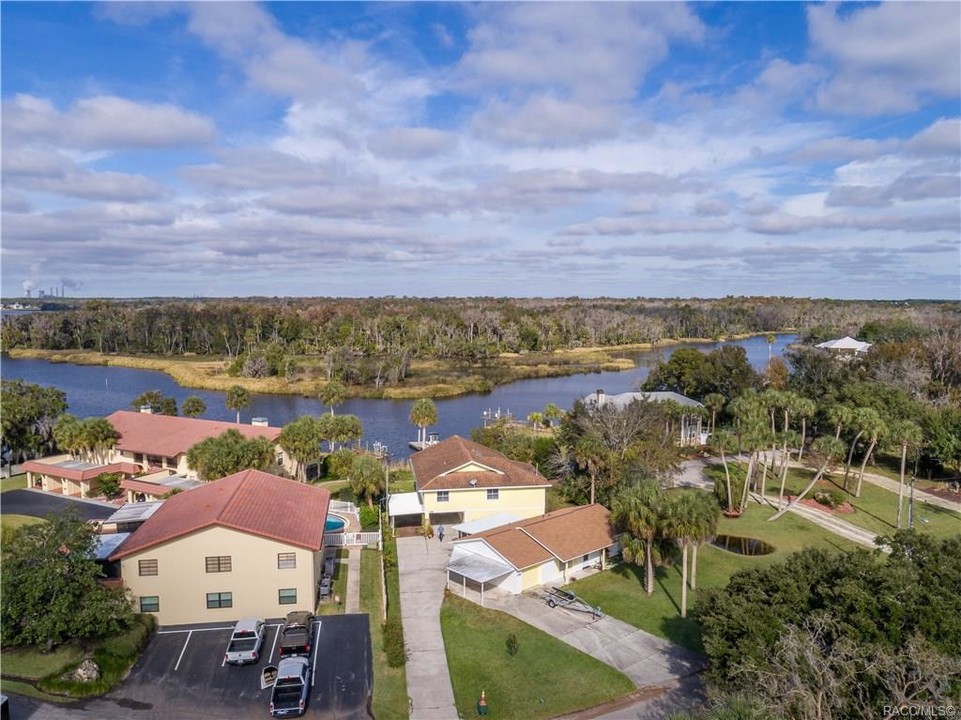 Waterfront Duplex in Crystal River, FL - Building Photo