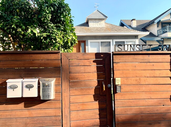 38 Sunset Ave in Venice, CA - Building Photo - Building Photo