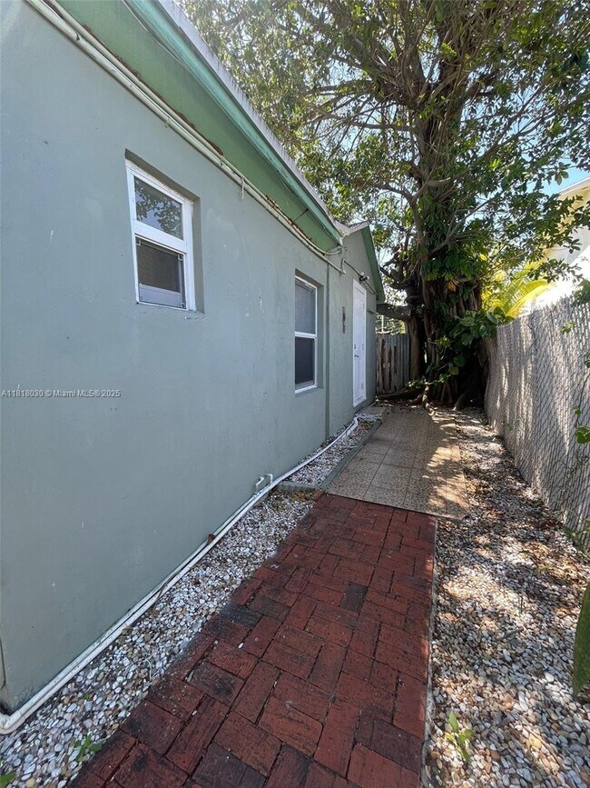 119 NW 13th Ave in Dania Beach, FL - Building Photo - Building Photo