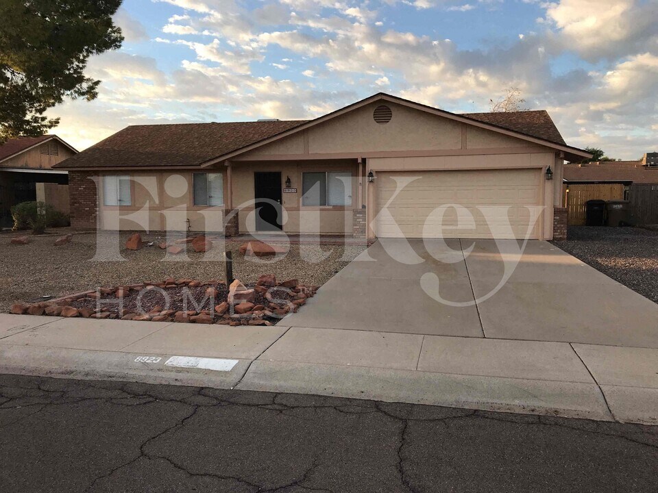 8923 W Harmont Dr in Peoria, AZ - Foto de edificio