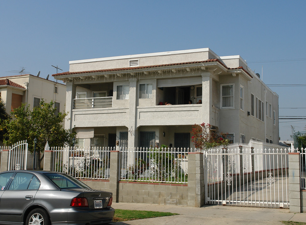 767 N Heliotrope Dr in Los Angeles, CA - Building Photo