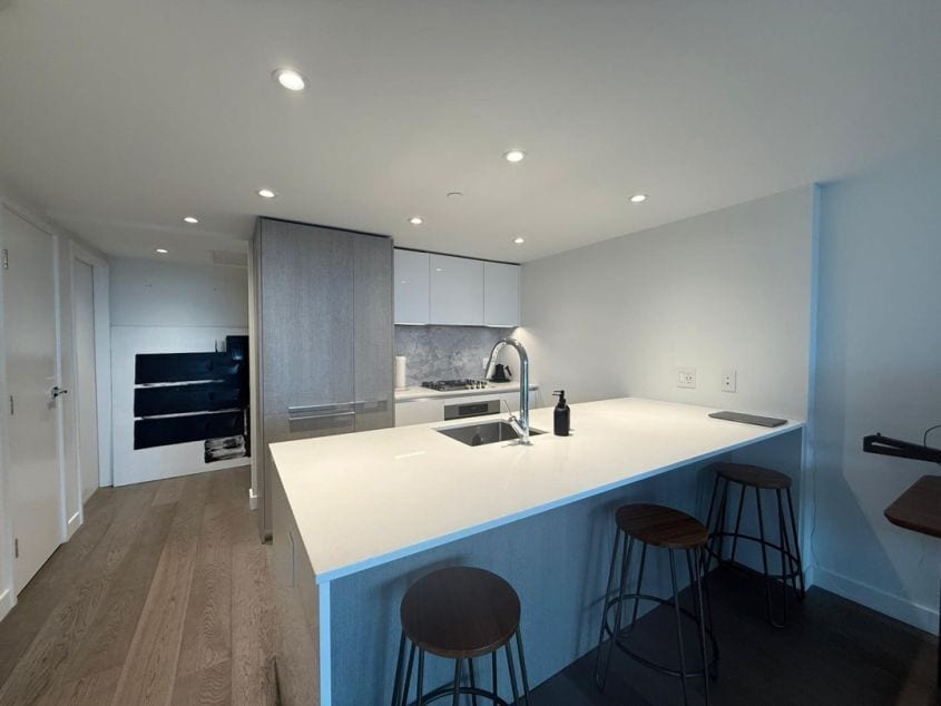1111 Richards St in Vancouver, BC - Building Photo