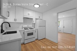2426 N Buena Vista St in Burbank, CA - Building Photo