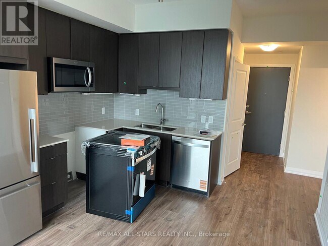 3260 Sheppard Ave E in Toronto, ON - Building Photo - Building Photo