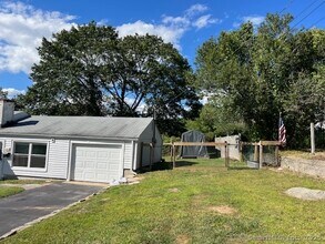 121 Riverview Ave in Groton, CT - Building Photo - Building Photo
