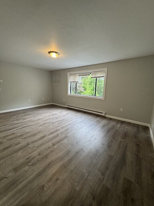 431 Sunderland Rd in Worcester, MA - Building Photo
