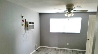 1720 4th Ave E, Unit Bottom in Bradenton, FL - Foto de edificio - Building Photo