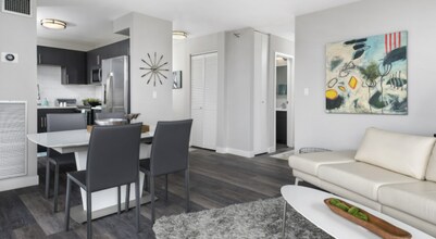 10 E Delaware Pl in Chicago, IL - Building Photo - Building Photo