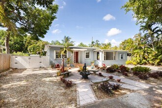 5960 SW 46th Terrace in Miami, FL - Building Photo - Building Photo