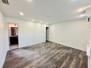 8035 56th Ct E in Palmetto, FL - Foto de edificio - Building Photo