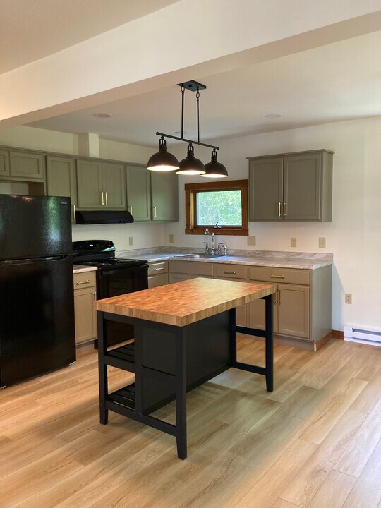 412 Main St, Unit Rear Apt 2 in Alexandria, PA - Building Photo