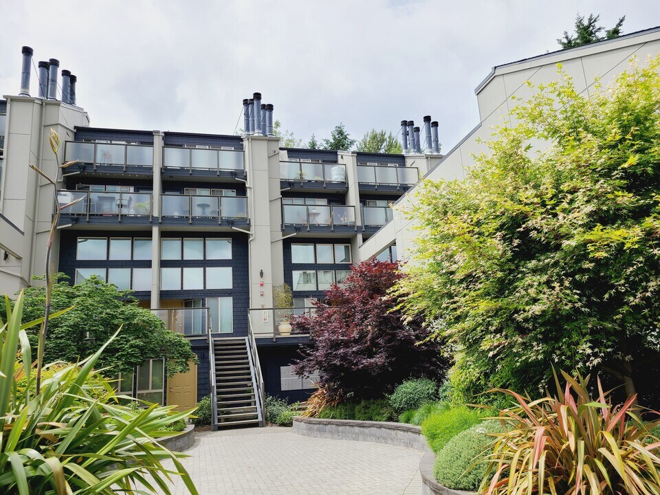 5829 NE 75th St, Unit A336 in Seattle, WA - Building Photo