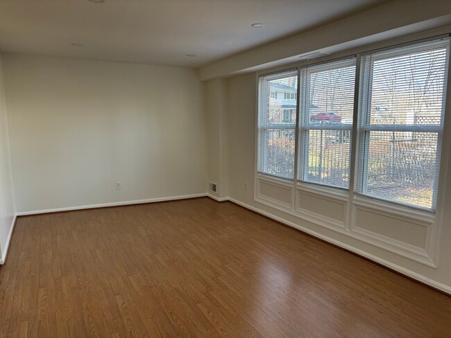 8903 Victoria Rd in Springfield, VA - Foto de edificio - Building Photo