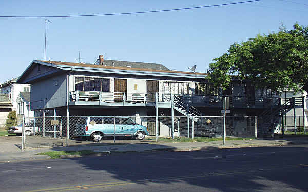 407 S California St in Stockton, CA - Foto de edificio