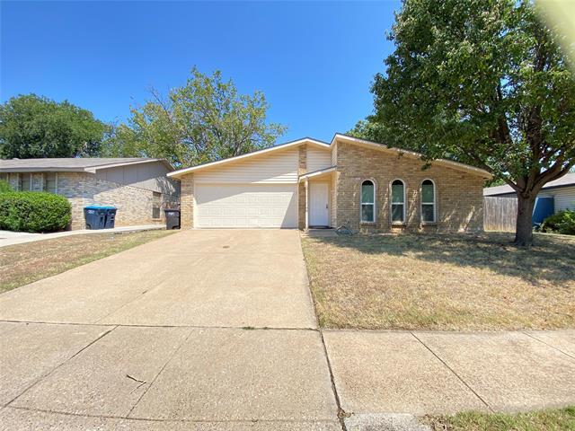 1808 Country Manor Rd in Fort Worth, TX - Foto de edificio