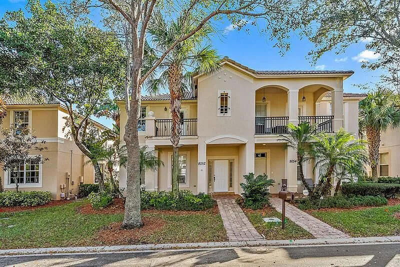 8052 Murano Cir in Palm Beach Gardens, FL - Foto de edificio