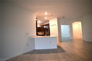 2665 Vine Ave in Naples, FL - Building Photo