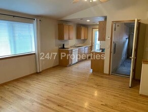 445 E Gloucester St in Gladstone, OR - Building Photo - Building Photo