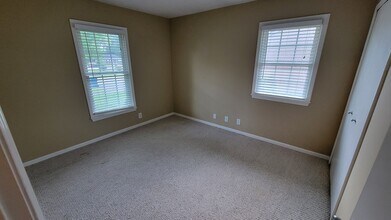 9111 Cedarwood Drive in Pewee Valley, KY - Foto de edificio - Building Photo