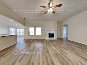 1000 Fox Willow Ct in Burleson, TX - Foto de edificio - Building Photo
