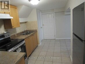 984 Kennedy Rd in Toronto, ON - Building Photo - Building Photo