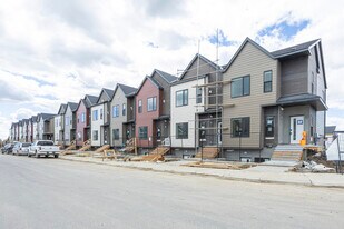 99 Willow Cres in Okotoks, AB - Building Photo