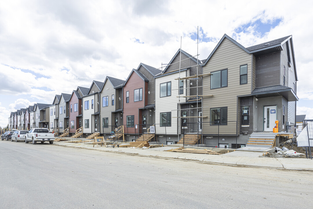 99 Willow Cres in Okotoks, AB - Building Photo