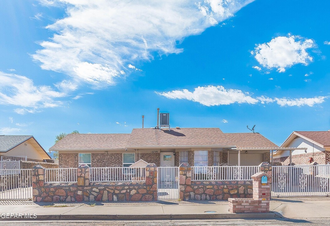 10709 Tourmaline St in El Paso, TX - Building Photo