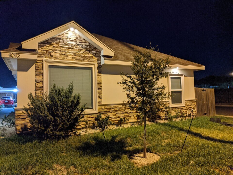 4012 Whitewing Ave, Unit 2 in Edinburg, TX - Foto de edificio