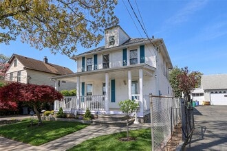 237 Fulton St in Westbury, NY - Building Photo - Building Photo