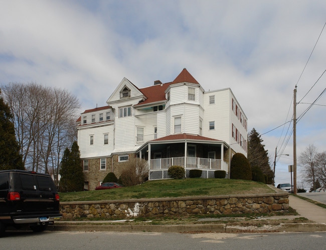 Apartments near water in New London