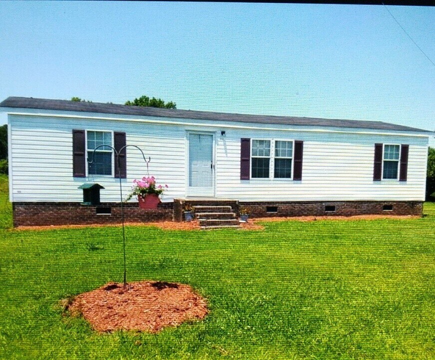 512 McLawhorn Ln in Vanceboro, NC - Building Photo