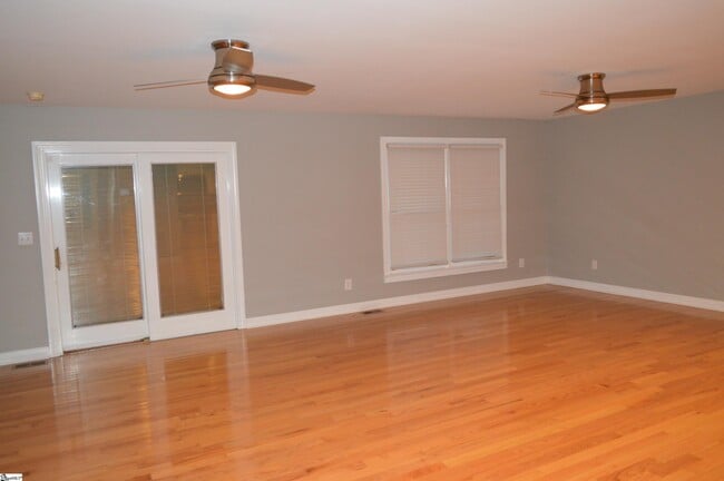 101 Lakeforest Dr in Greer, SC - Foto de edificio - Building Photo