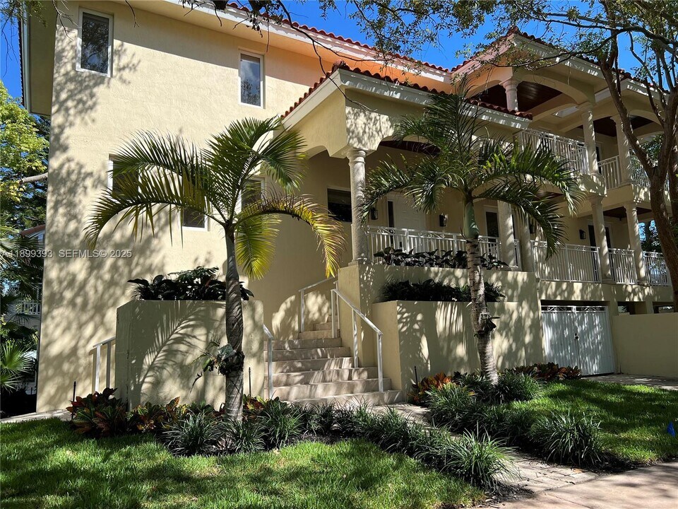 573 Satinwood Dr in Key Biscayne, FL - Building Photo