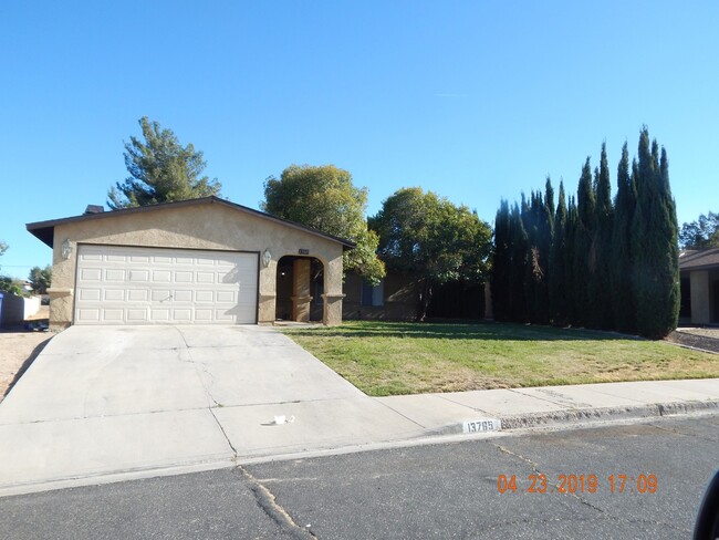 13765 Oakmont Dr in Victorville, CA - Building Photo - Building Photo