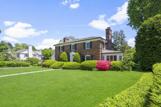 8 Church Ln in Scarsdale, NY - Foto de edificio - Building Photo