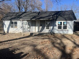 610 W 10th St in Lamar, MO - Building Photo