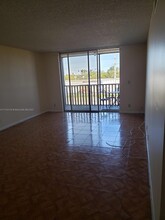 2830 Somerset Dr, Unit 415 in Lauderdale Lakes, FL - Building Photo - Building Photo