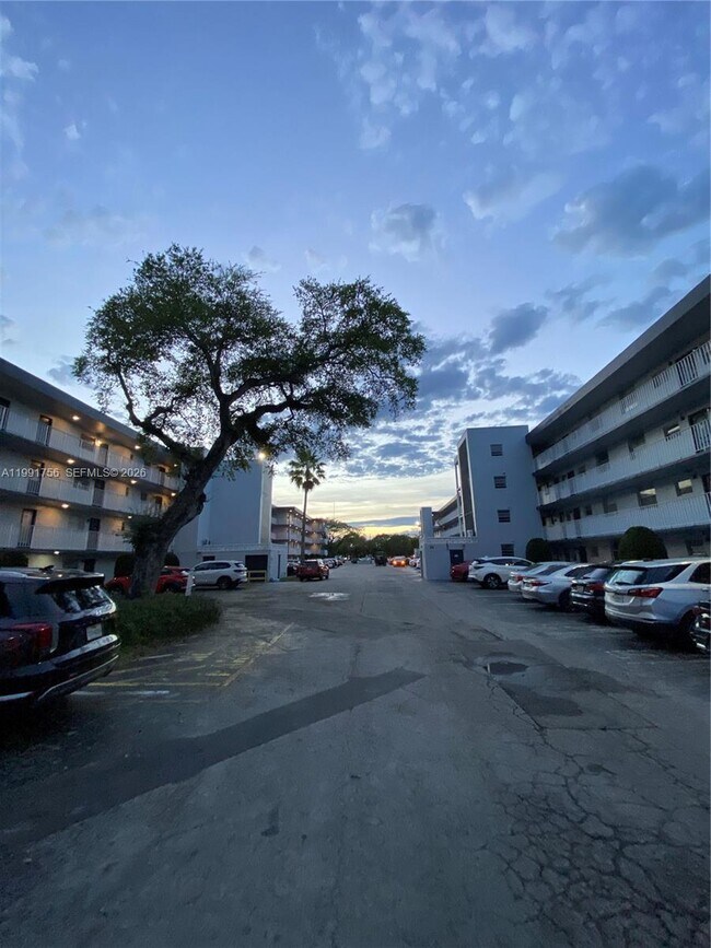 443 NE 195th St in Miami, FL - Building Photo - Building Photo
