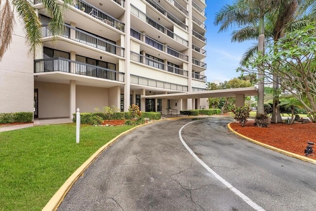2425 Presidential Way, Unit 7040 in West Palm Beach, FL - Building Photo - Building Photo