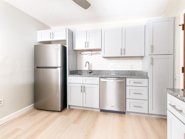 8 Strawberry Bank Rd in Nashua, NH - Building Photo - Building Photo