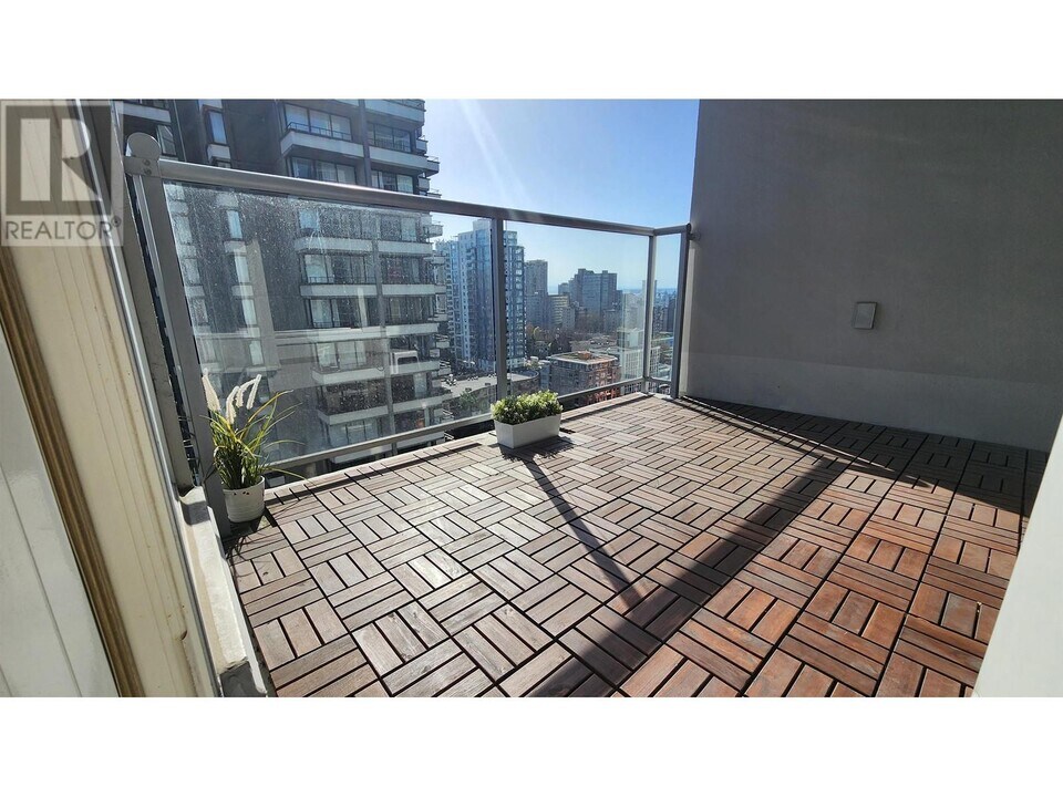 1420-1420 W Georgia St in Vancouver, BC - Building Photo