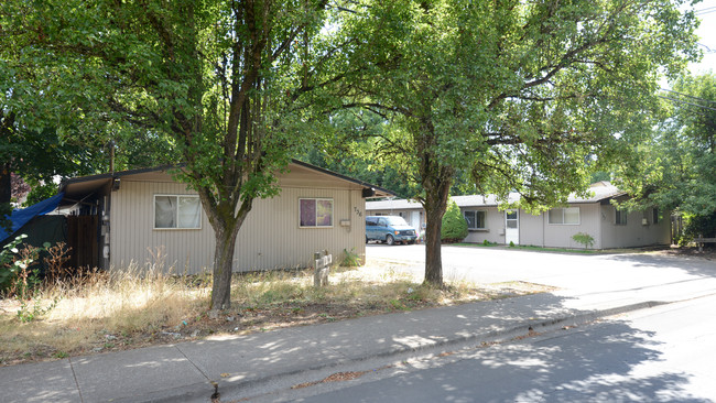 736 SE 13th Ave in Hillsboro, OR - Foto de edificio - Building Photo