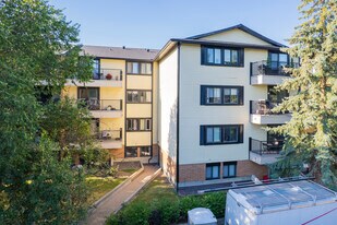 727 56th Ave SW in Calgary, AB - Building Photo